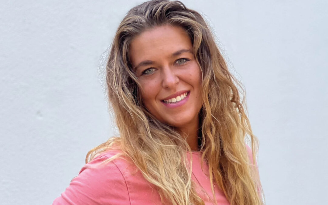 Wie zyklusbasiertes Training Frauen stärkt: Im Gespräch mit Sportwissenschaftlerin Frances Elisa Weber erfährst Du, wie Du Dein Training und Deine Ernährung an Deinen Zyklus anpasst.