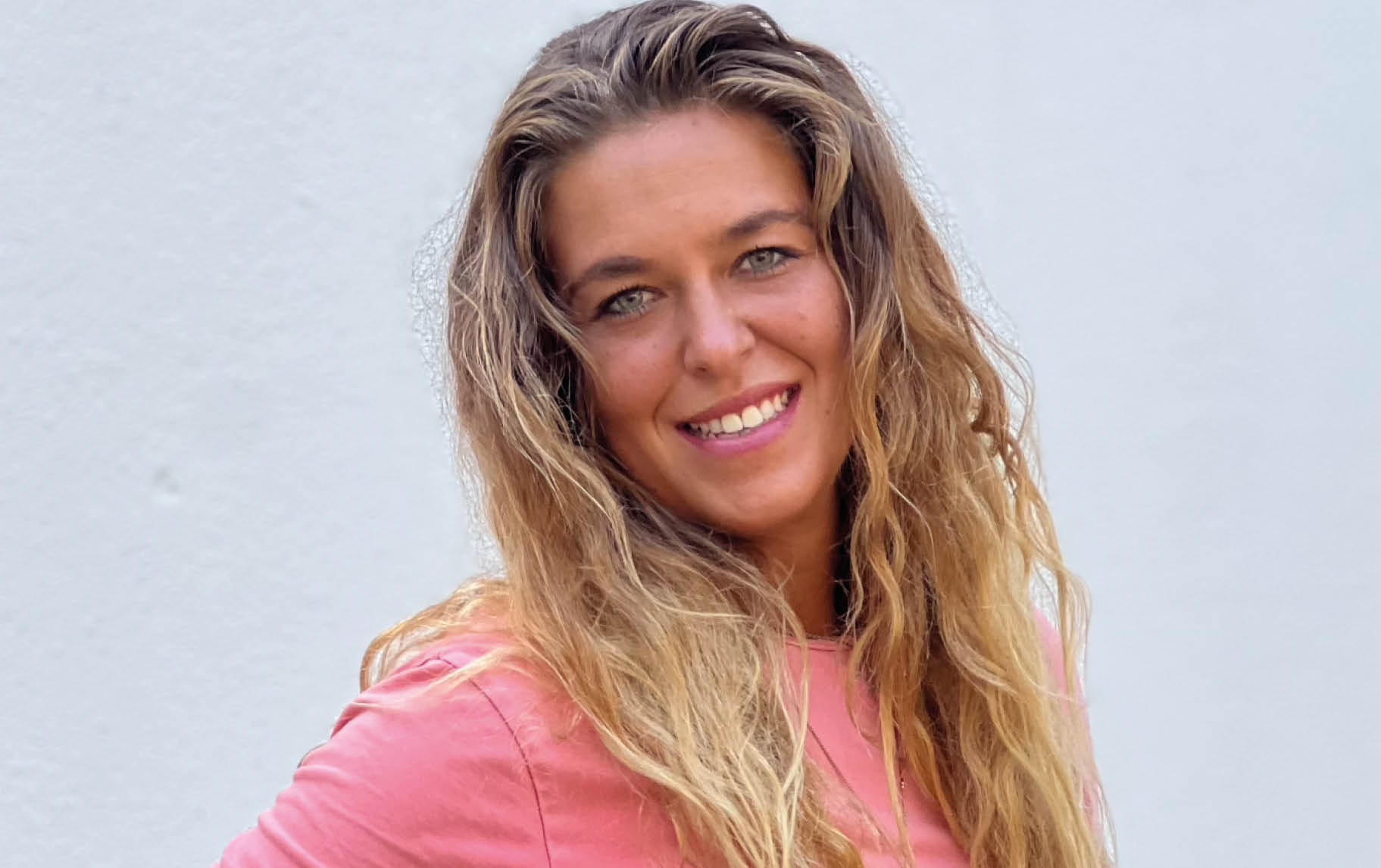 Wie zyklusbasiertes Training Frauen stärkt: Im Gespräch mit Sportwissenschaftlerin Frances Elisa Weber erfährst Du, wie Du Dein Training und Deine Ernährung an Deinen Zyklus anpasst.